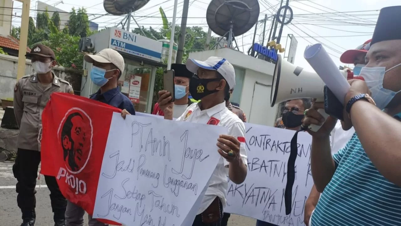 Projo Sampang Demo BBPJN Jatim Bali Agar PT Amin Jaya Tak Menang Tender