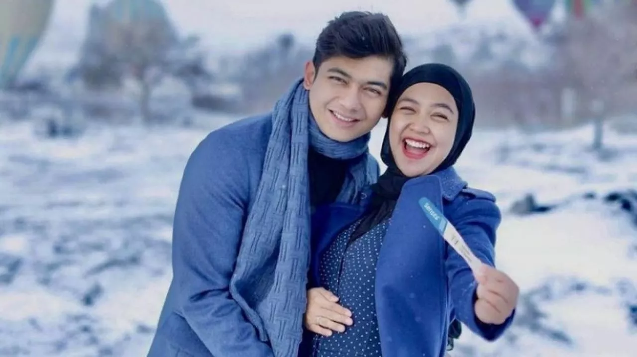 Momen Bahagia Ria Ricis Umumkan Kehamilan