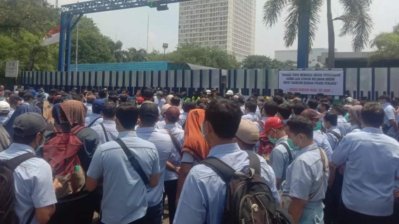 Merasa di-PHK Sepihak, Ratusan Karyawan PT Unilever Indonesia Unjuk Rasa