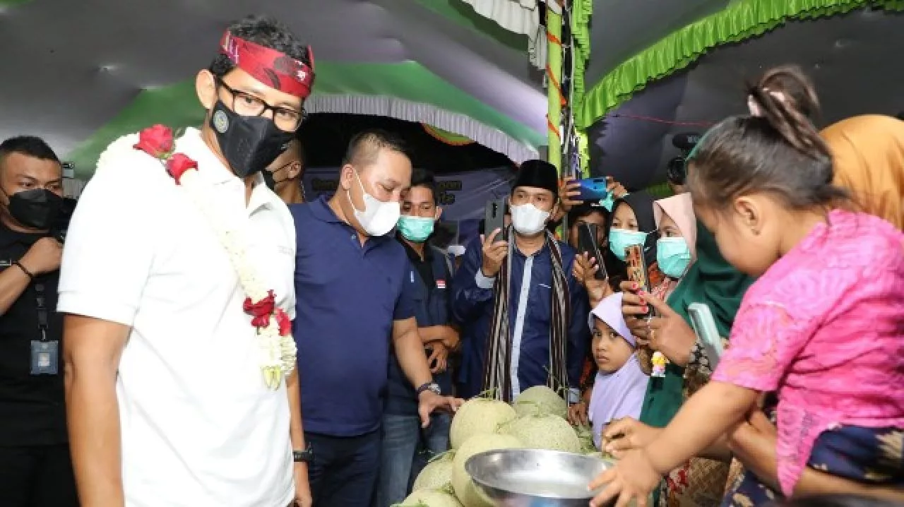 Sandiaga Uno ke Kampung Melon Napote, Bupati Sampang Kalungkan Bunga