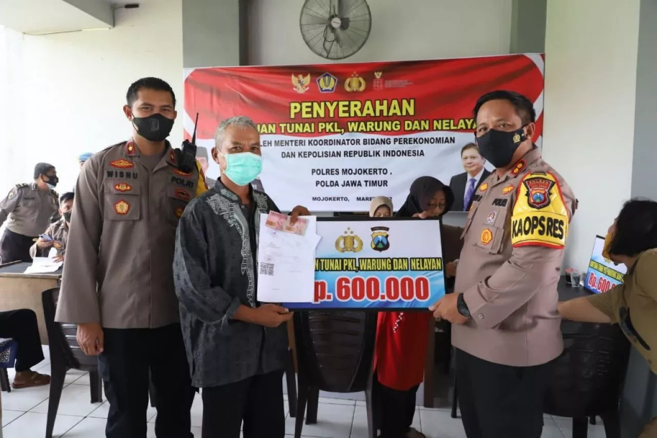 Salurkan Bantuan, Polres Mojokerto Membuat Pedagang Mikro Tersenyum