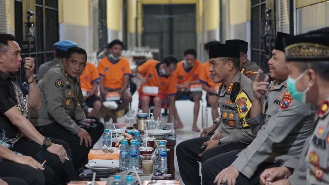 Ramadhan Berkah Bagi 460 Tahanan, Kapolrestabes Surabaya Gelar Buka Bersama