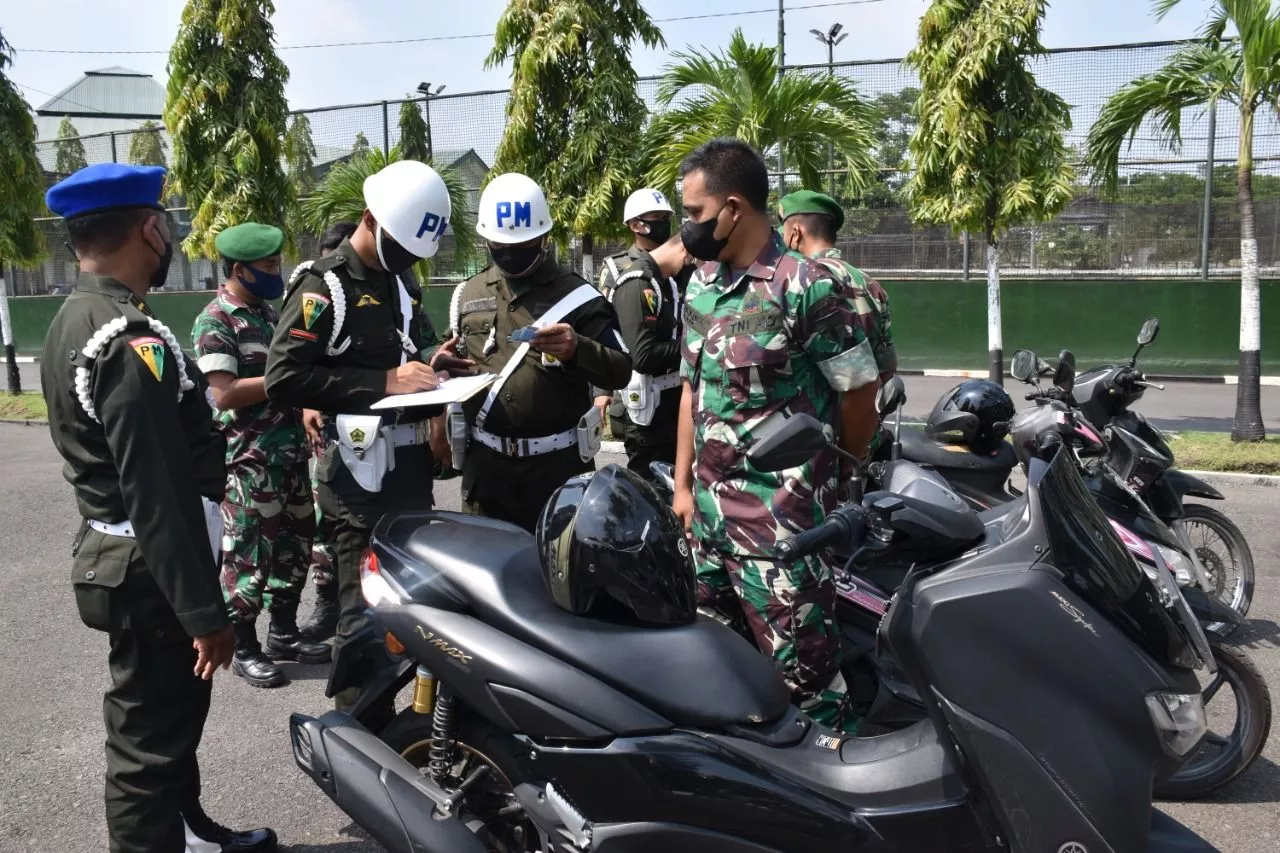 Korem 084 Bhaskara Jaya Bersama Denpom V/4 Surabaya Gelar Pemeriksaan Kendaraan.