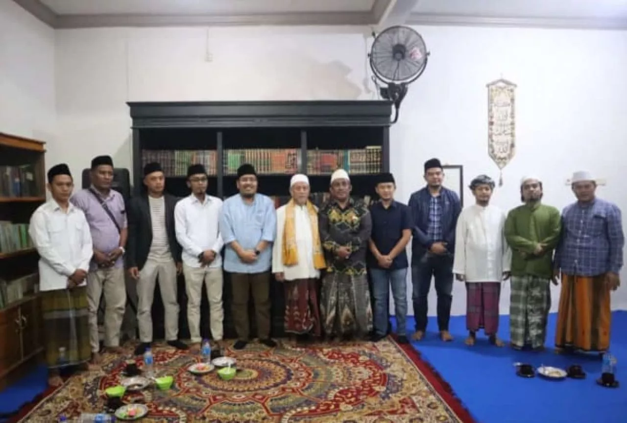 Soan ke Ponpes At-Taroqqi, Anwar Sadad Didoakan Kiai Sepuh Sampang