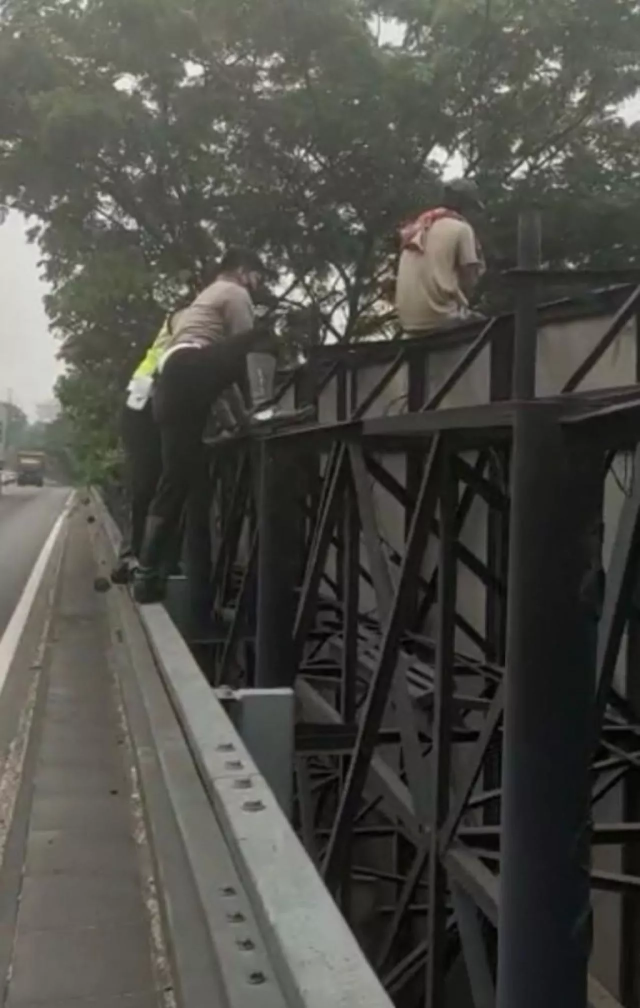 Aksi Anggota Polsek Sukomanunggal Surabaya, Gagalkan Percobaan Bunuh Diri