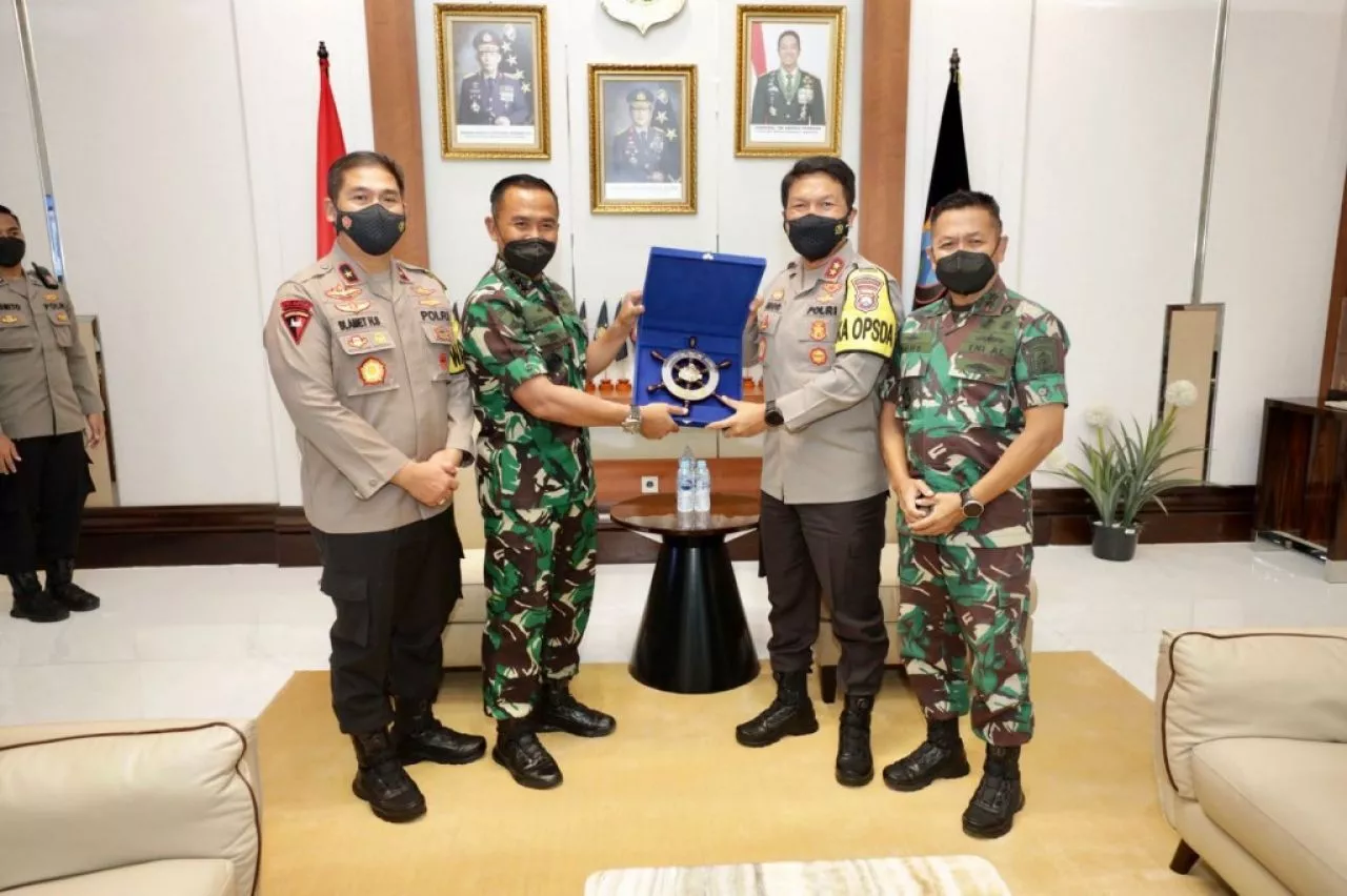 Kapolda Jatim Sambut Kunjungan Kehormatan DanKodiklatal