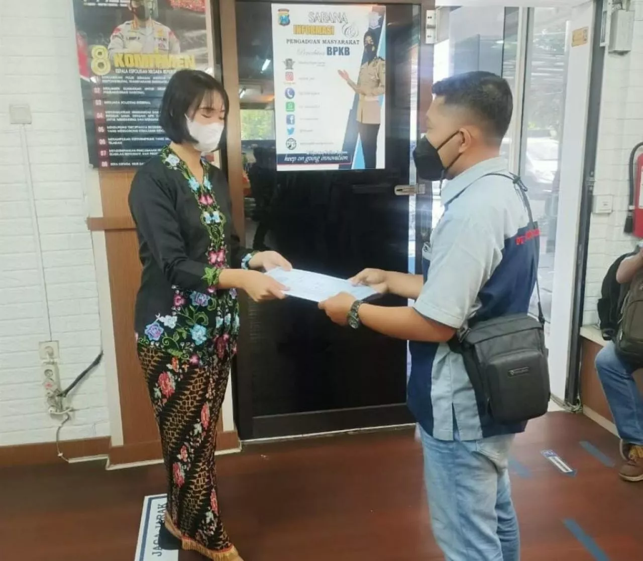 Berpakaian Adat, Momen Polwan Polda Jatim Peringati Hari Kartini