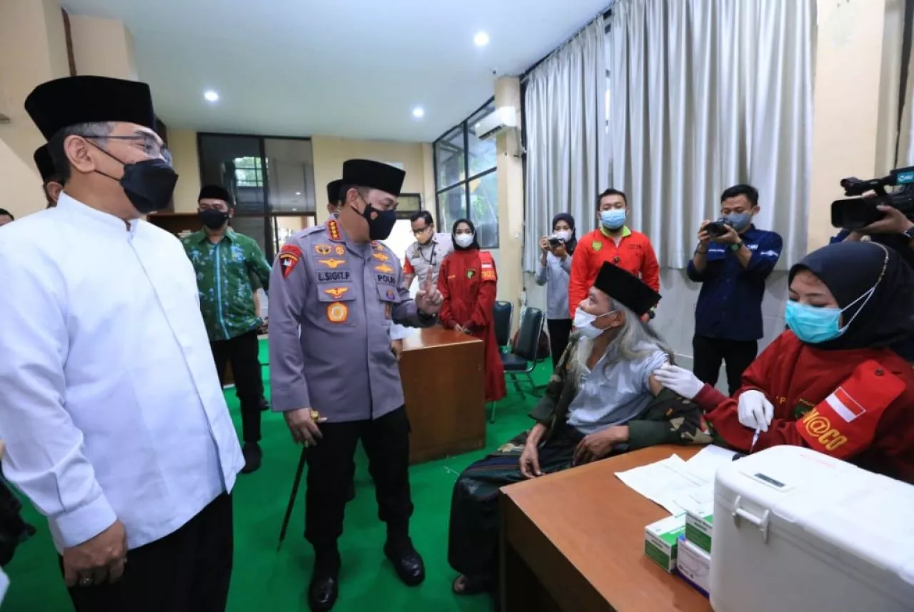 Kapolri Tinjau Pelaksanaan 1 Juta Vaksinasi Boster