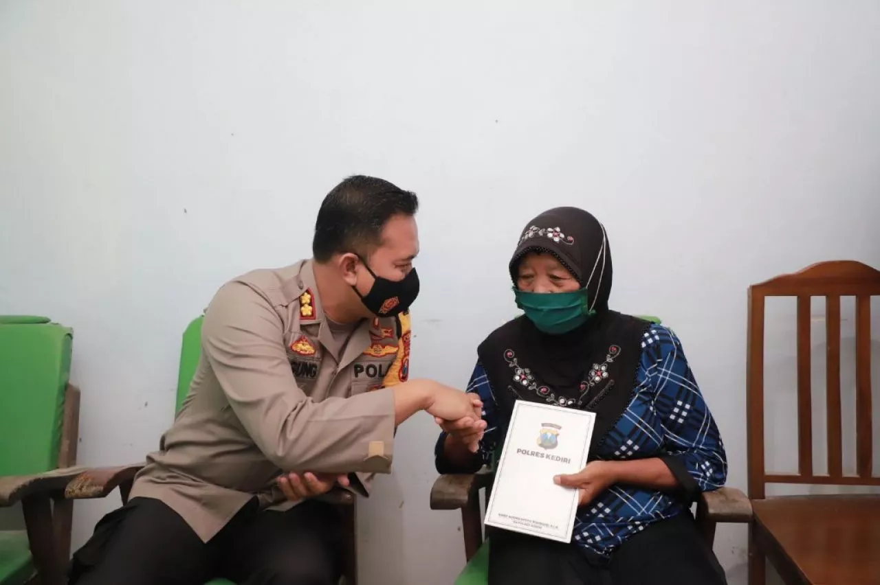 Tua Bukan Berati Lemah, Jambret KO di Tangan Mbah Poninten