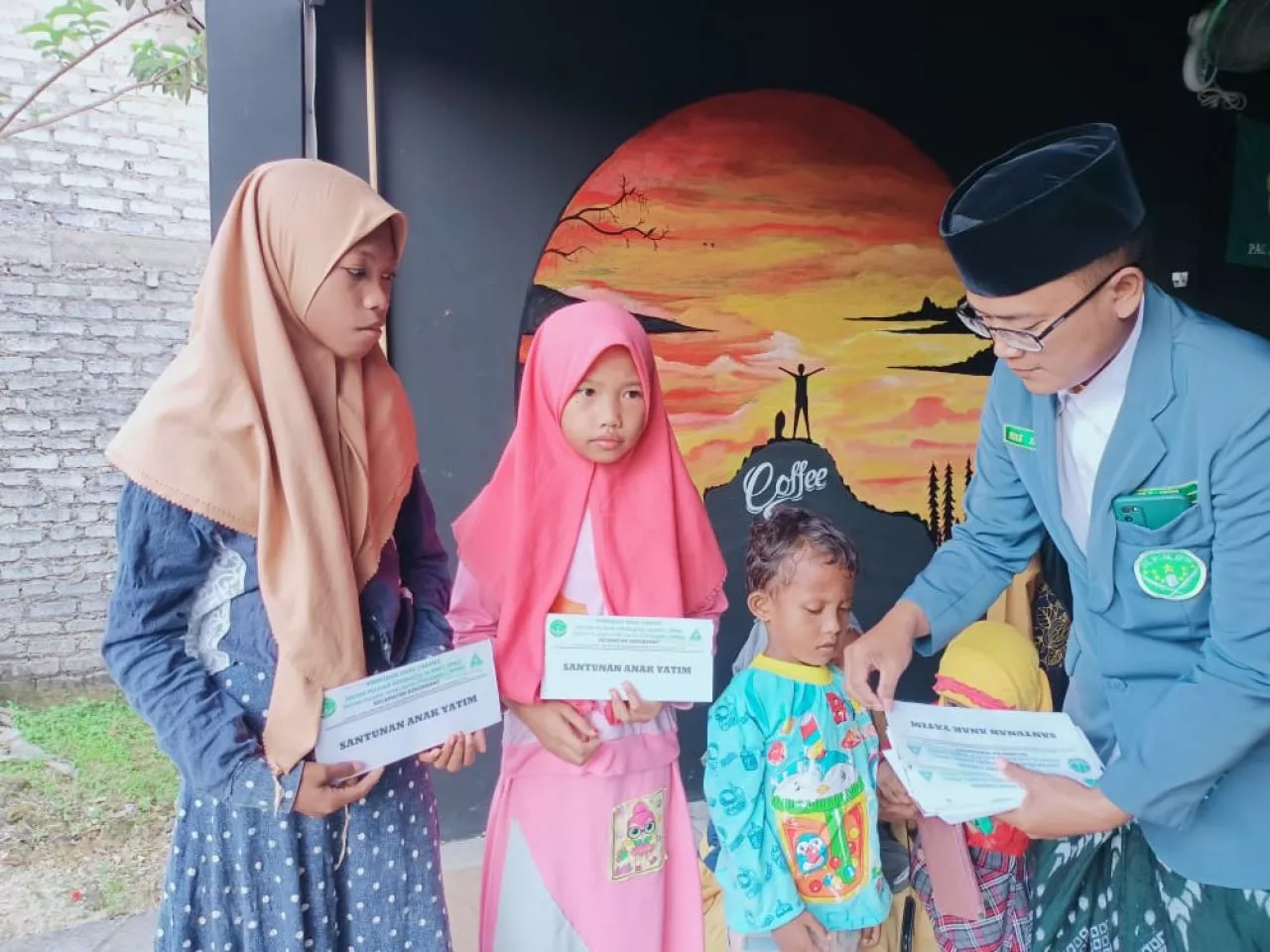 Berbagi Kasih Santunan Anak Yatim Dan Bagi Takjil Kepada Masyarakat