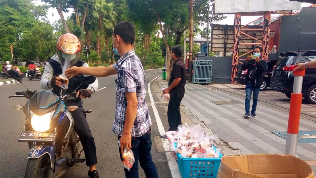 Peduli Sesama, LaNyalla Academia Berbagi Takjil di Bulan Puasa