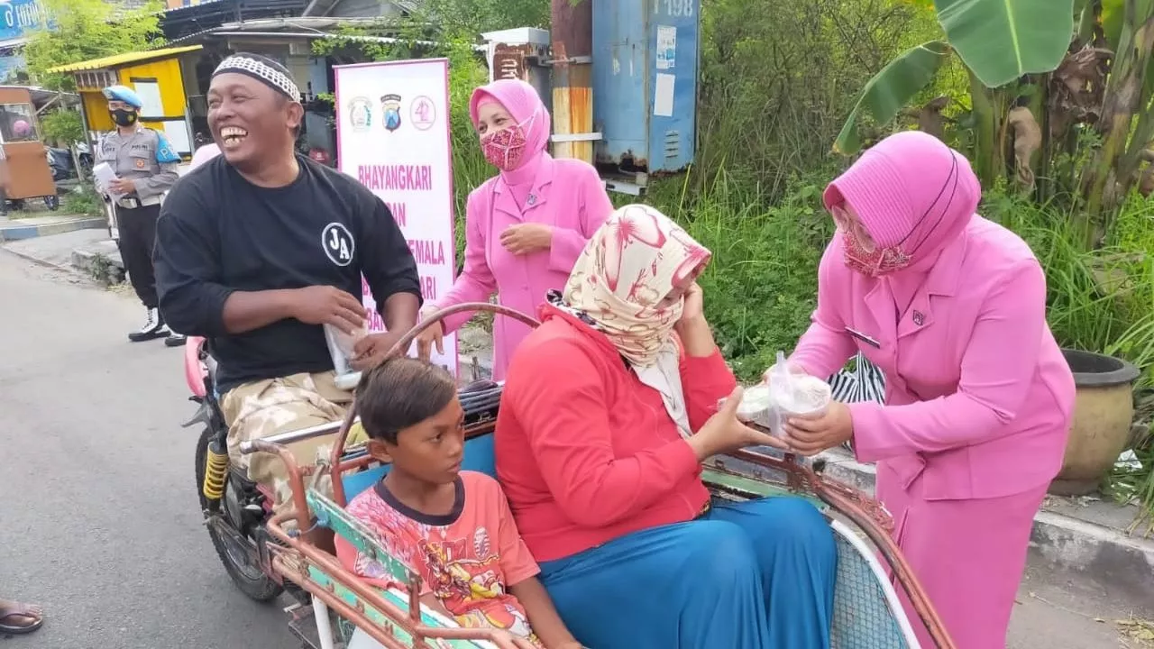 Bhayangkari Sampang Berbagi Takjil dan Masker Selama Bulan Puasa