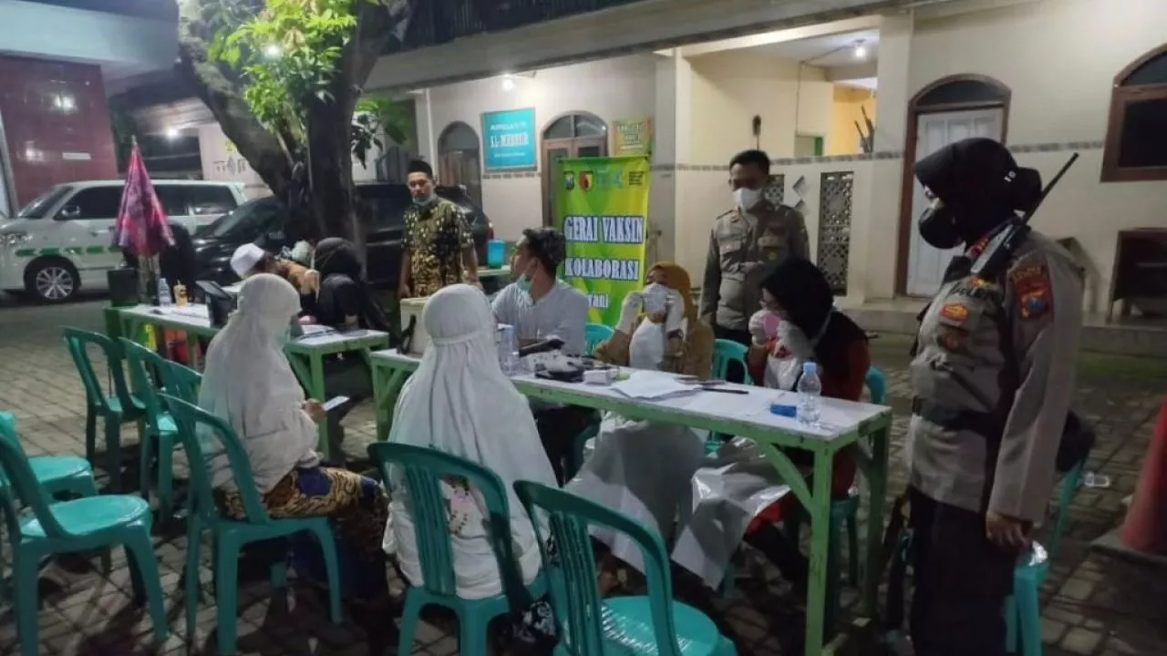 Gandeng Pengurus Masjid, Polda Jatim Gelar Vaksinasi Malam 1006 Dosis