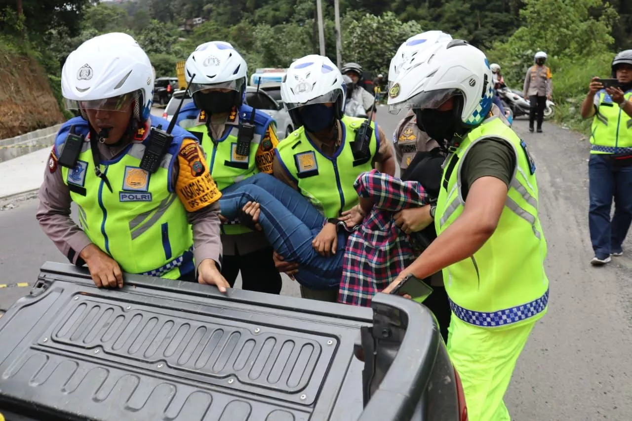 Lihat Seorang Ibu Jatuh dari Motor, Ini yang Dilakukan Tim Pengurai Lalin Polrestabes Medan
