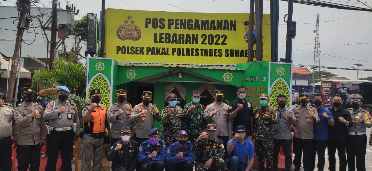 Bersama Tiga Pilar Pakal Sambut Kunjungan Kapolrestabes Surabaya di Pos Pengamanan Lebaran