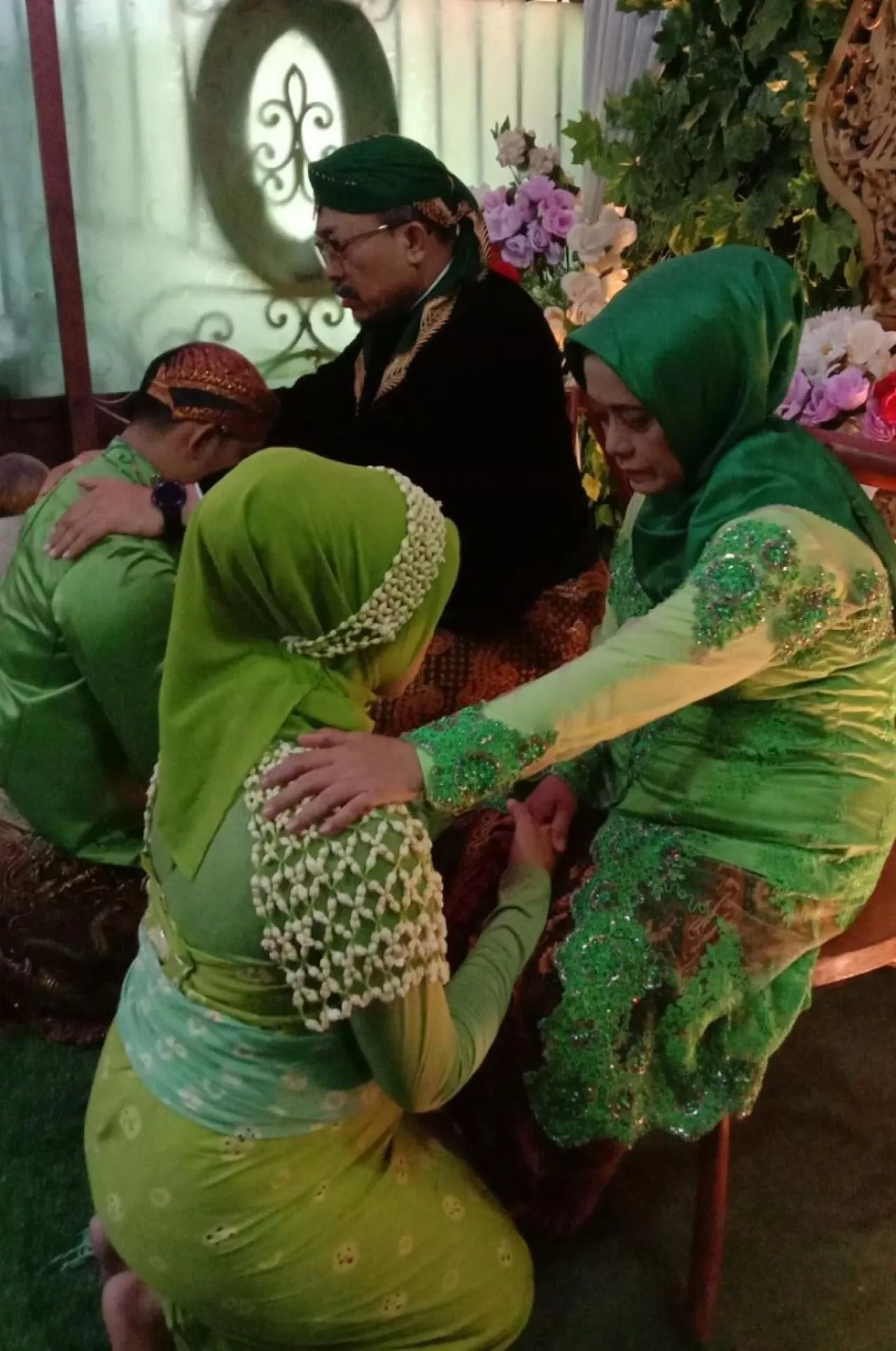 Jelang Hadirnya Cucu Tercinta, KHR. Zainudin Husni Gelar Acara Mitonan