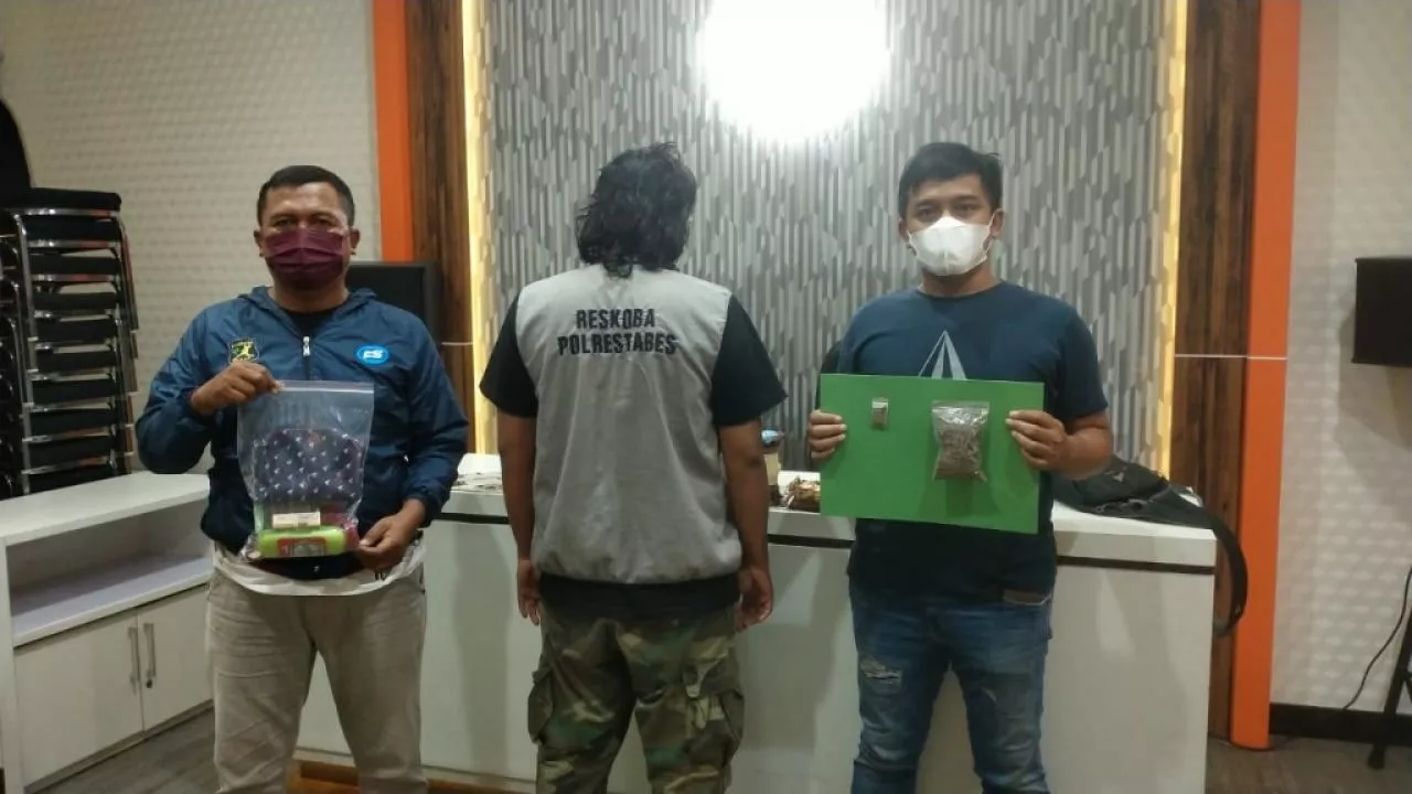 Simpan Daun Surgawi di Botol, Tukang Pigora di Tangkap