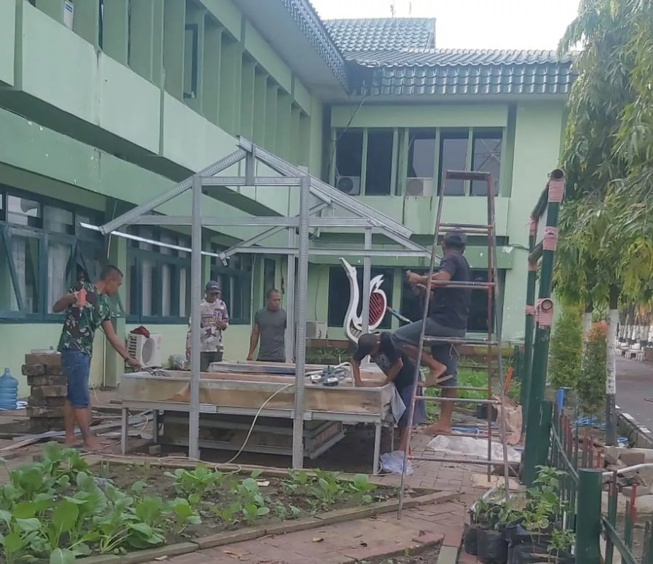 Budidaya Tanaman Sayuran dan Ikan Lele dengan System Akuaponik di Korem 084/Bhaskara Jaya