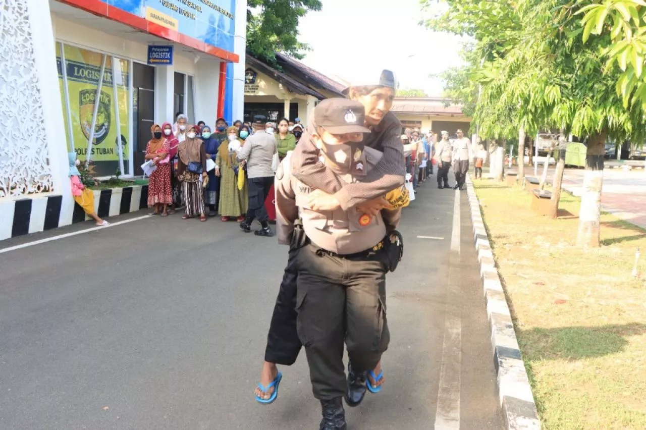 Gendong Warga Disabilitas , Bentuk Kedekatan Polisi Dengan Masyarakat