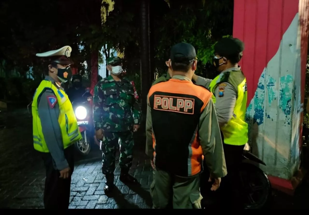 Babinsa Koramil Tandes Lakukan Yustisi Prokes PPKM Level 2 Bersama Tiga Pilar