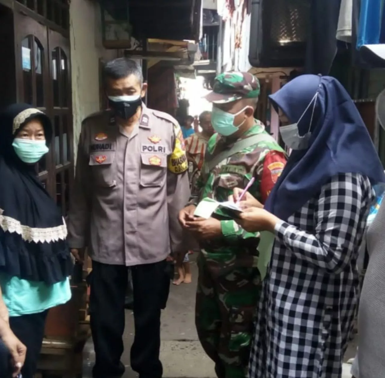 Bersama Stakeholder Babinsa Lakukan Tracing Kontak Erat