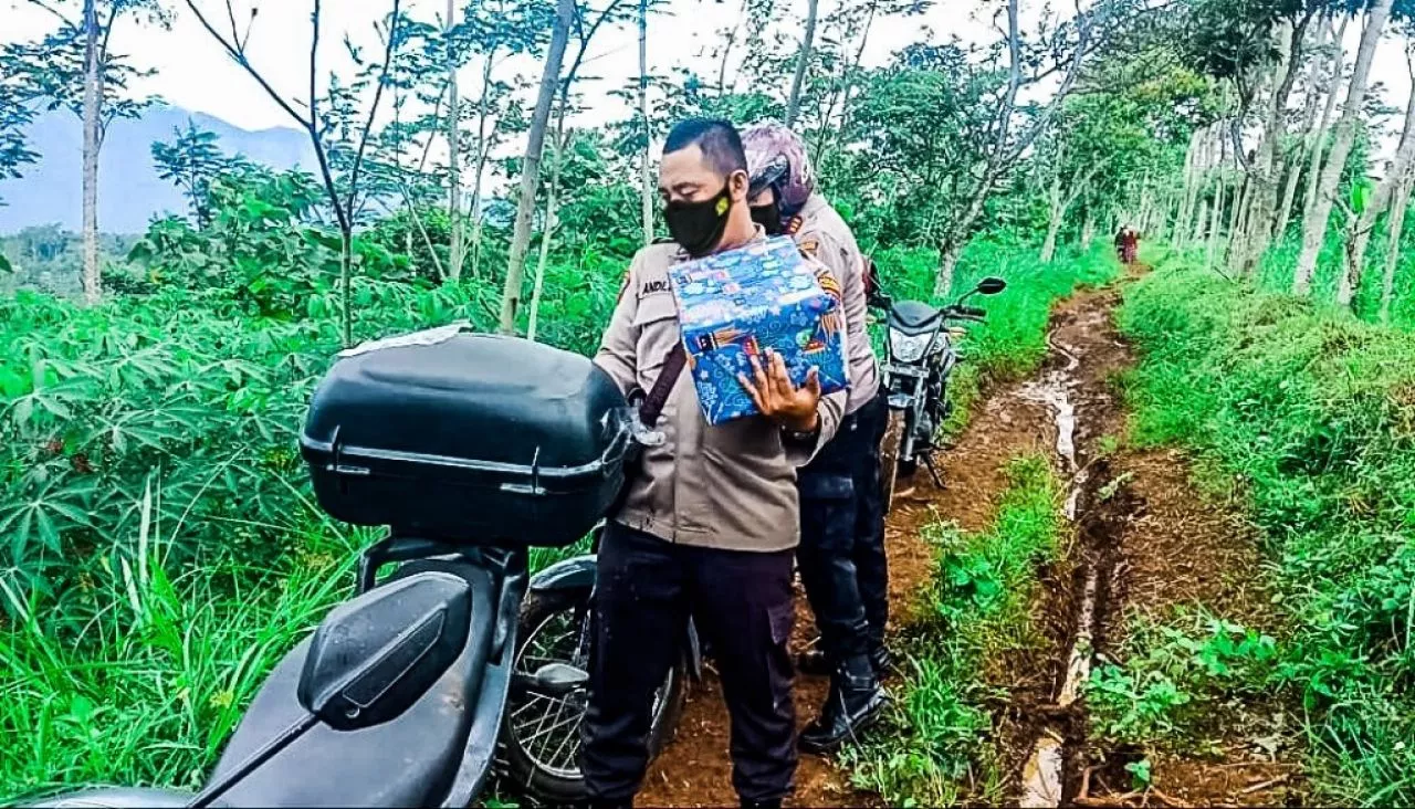 Ibu Melahirkan Dijalan, Polres Probolinggo Berikan Tali Asih