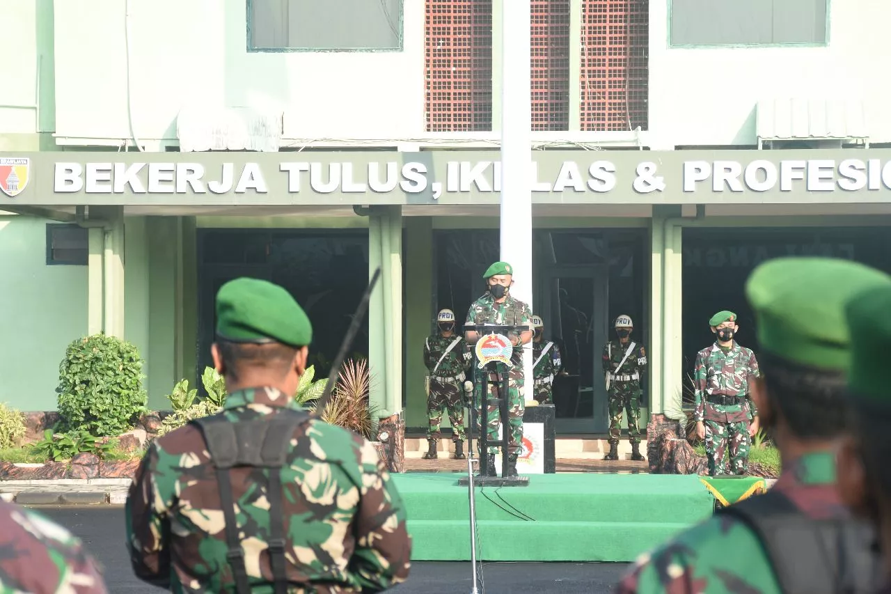 Kepala Staf Korem 084 Bhaskara Jaya Pimpin Upacara Bendera