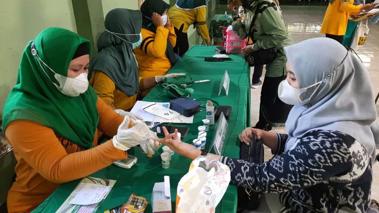 Cegah Dini PTM Persit KCK Cabang XLV Dim 0826 Gelar Posbindu