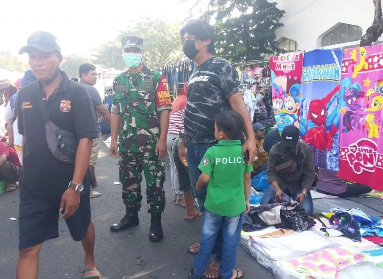 Babinsa Ingatkan Pentingnya Patuhi Protokol Kesehatan Melalui Komsos