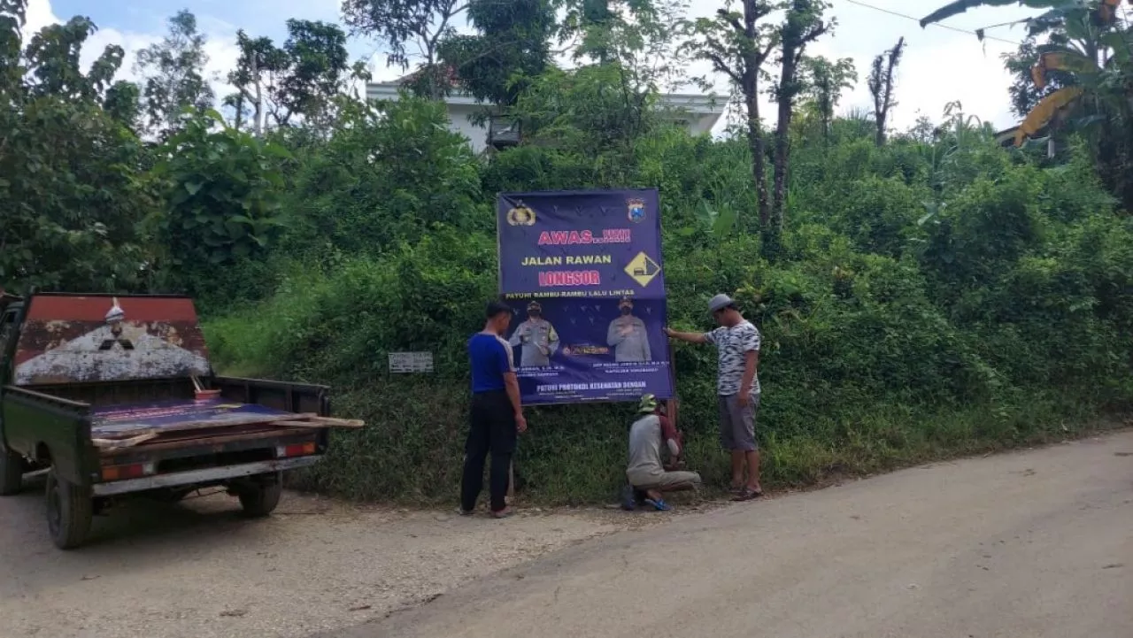 Desa Bira Tengah, Papan Himbauan Awas Jalan Longsor Sudah Terpasang