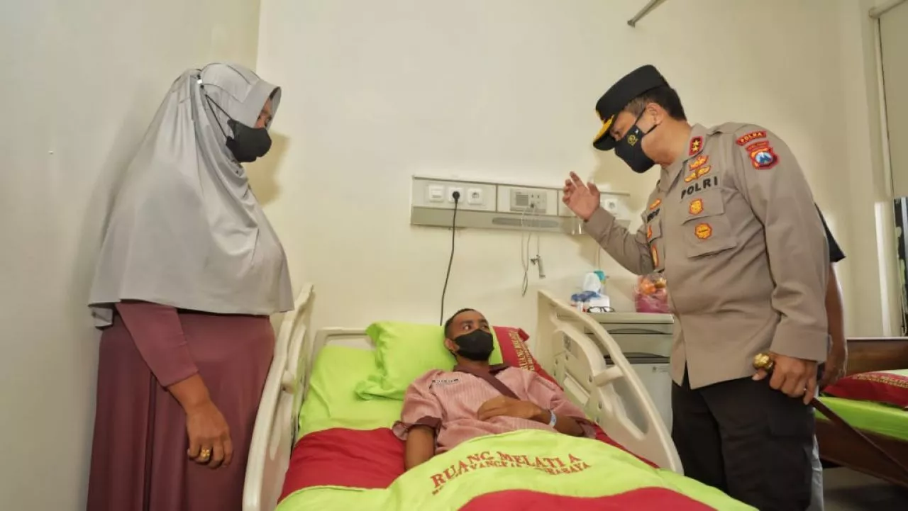 Kapolda Jatim Jenguk Anggota Shabara yang Terkena Lemparan Batu
