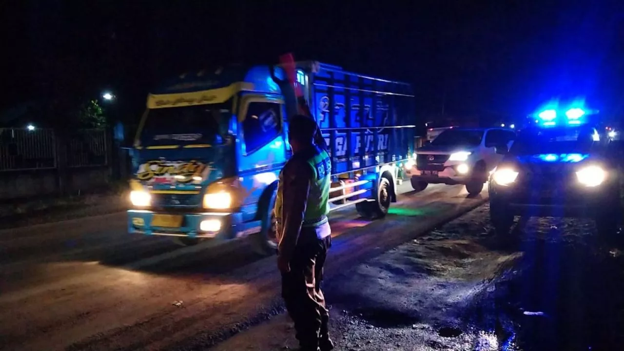 Gerak Cepat Polisi Bersama Masyarakat Probolinggo Atasi Banjir