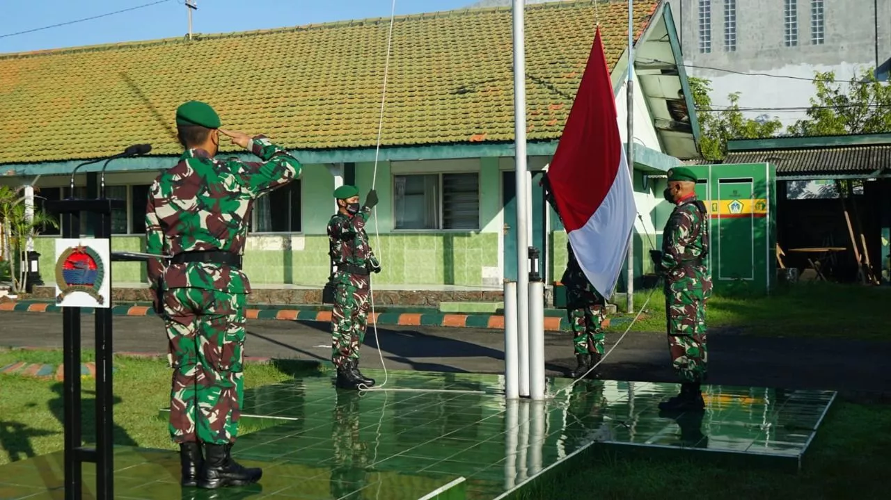 Dengan Khidmat Prajurit Kodim 0817 Gresik Laksanakan Upacara Bendera Tiap Senin