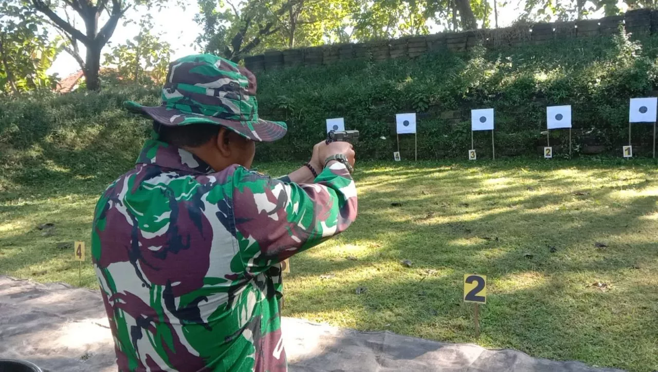 Tingkatkan Kemampuan Prajurit, Kodim 0826 Pamekasan Gelar Latihan Menembak Pistol