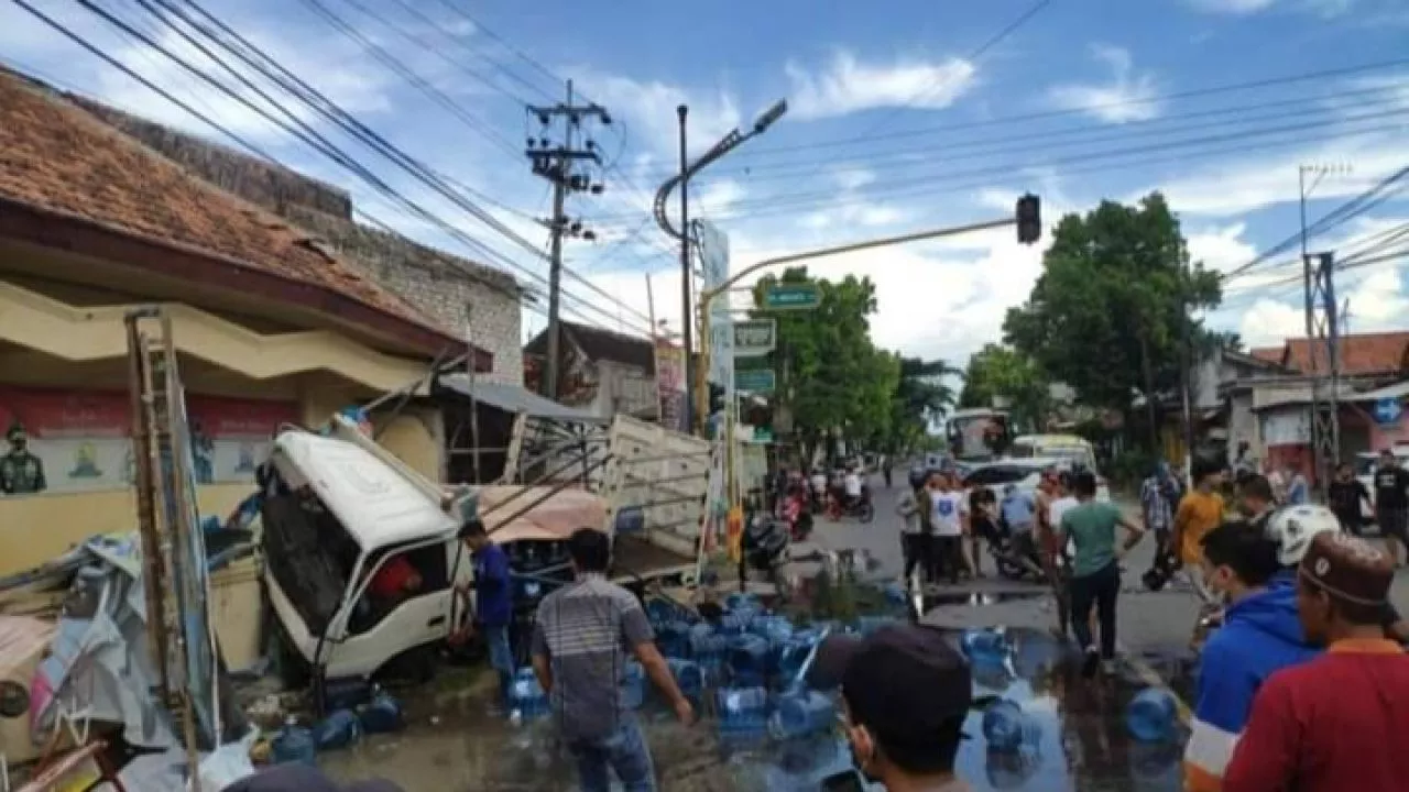 Laka di Sampang, Truk Galon Hantam Pagar Polsek di Jalan Trunojoyo
