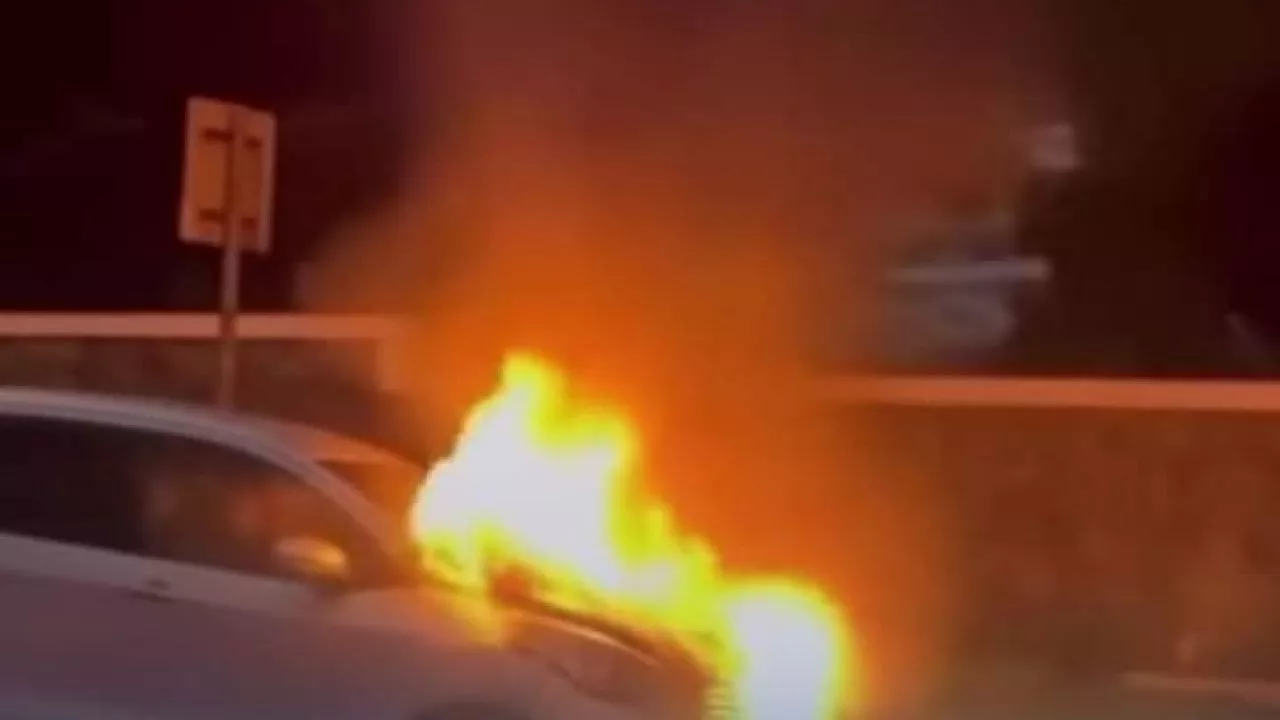 Karena Korsleting Listrik, Sebuah Mobil di Tangerang Selatan Hangus Terbakar