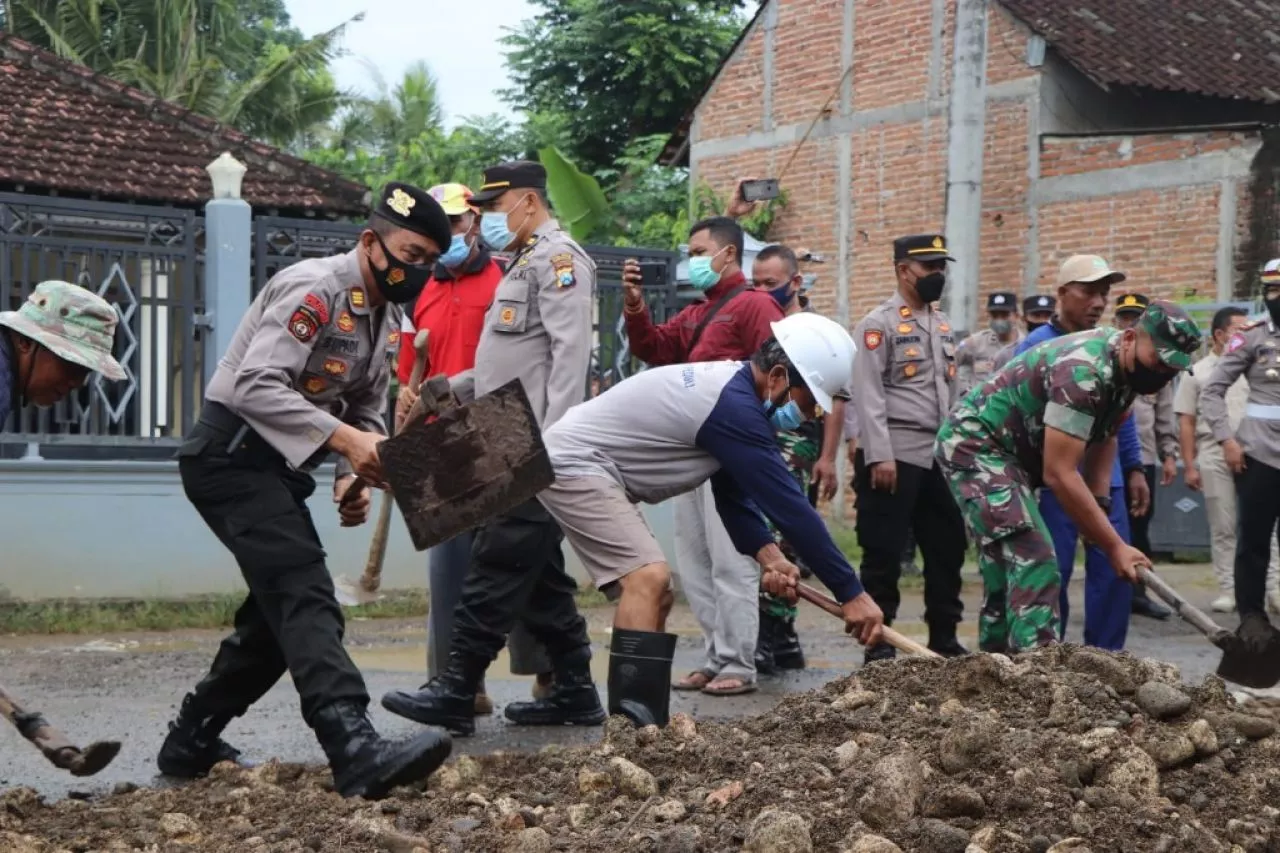 Polres Trenggalek Gelar Baksos, Gotong Royong Perbaiki Jalan Desa