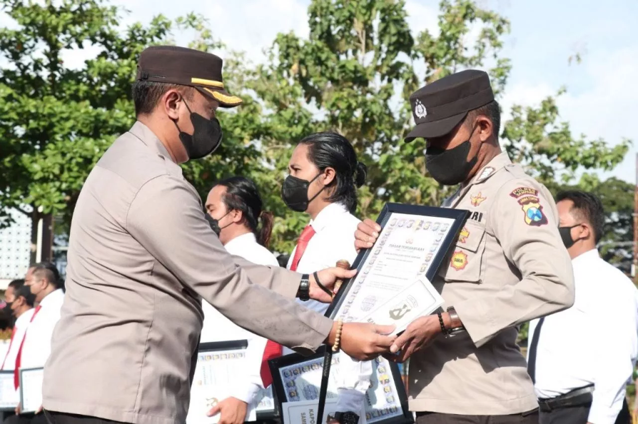 AKBP Arman Barikan Reward 16 Anggota Polres Sampang Berprestasi