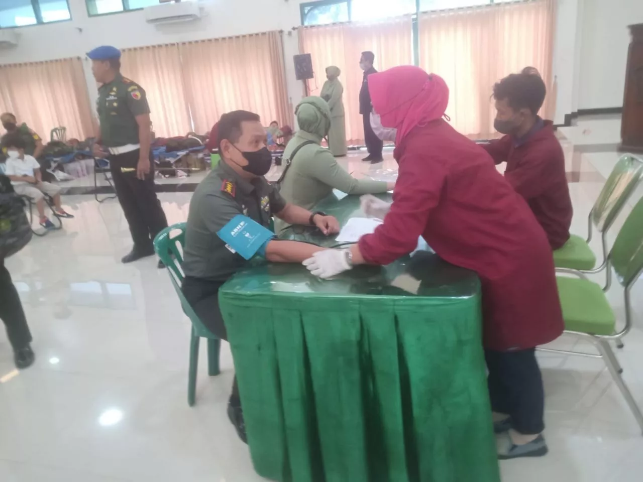 Dandim Surabaya Timur Bersama Jajaranya Sumbangkan Darah di HUT Pomad Ke 76