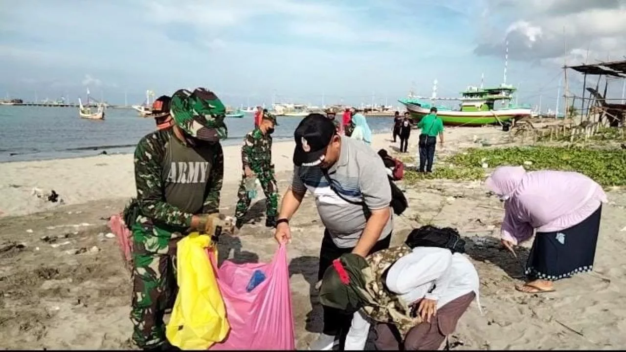 Koramil 0826-02 Tlanakan Gotong Royong Bersihkan Pantai Branta Pesisir