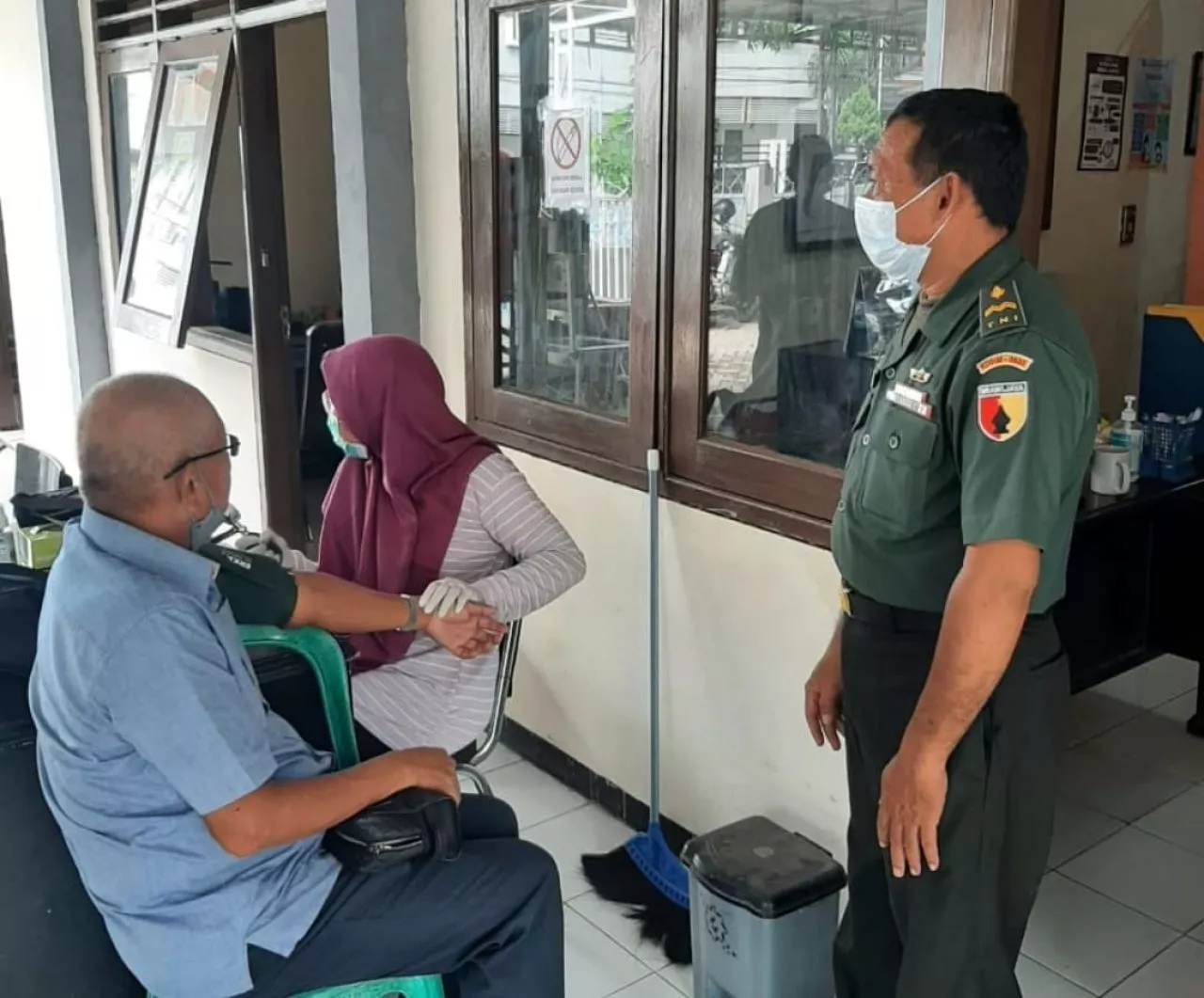 Babinsa Perak Timur Lakukan Pendampingan Vaksin Jenis Pfizer di Kantor Kelurahan