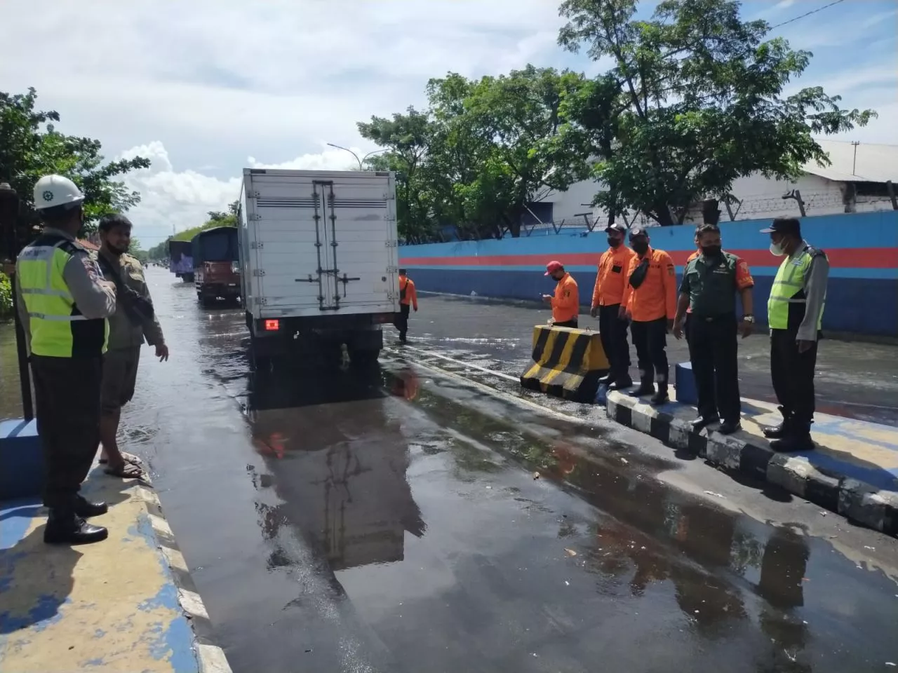 Babinsa Bersama Tiga Pilar Pantau Genangan Air Akibat Banjir Rob