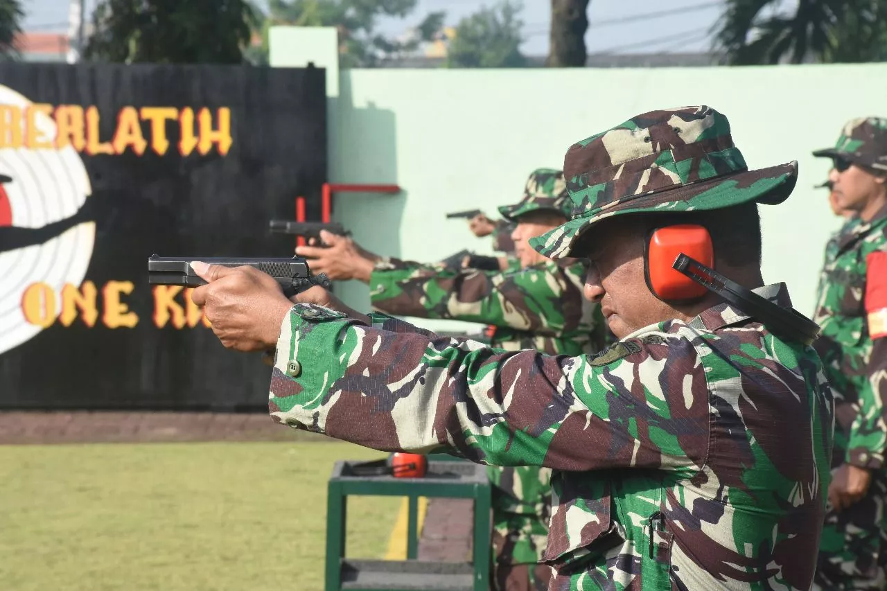 Kemampuan Menembak Pistol Personil Korem 084/BJ di Latih Secara Periodik