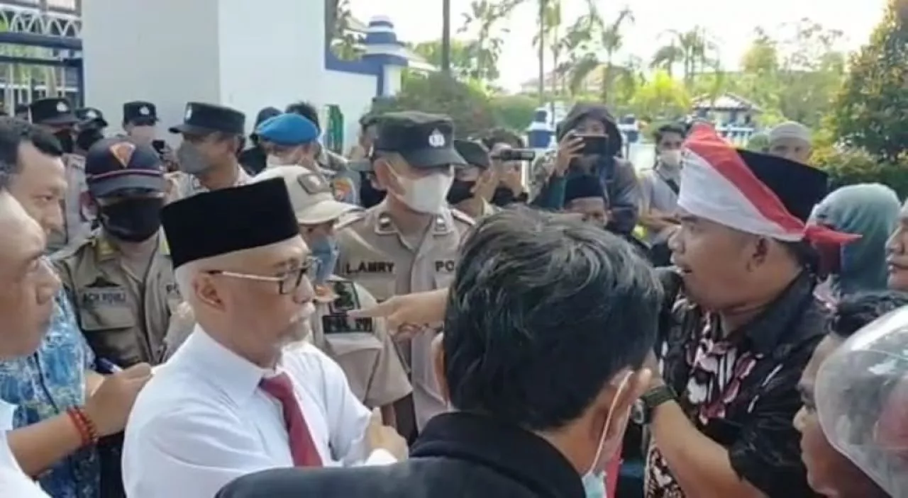 Tak pernah menemui para pendemo Bupati sampang di bilang pengecut