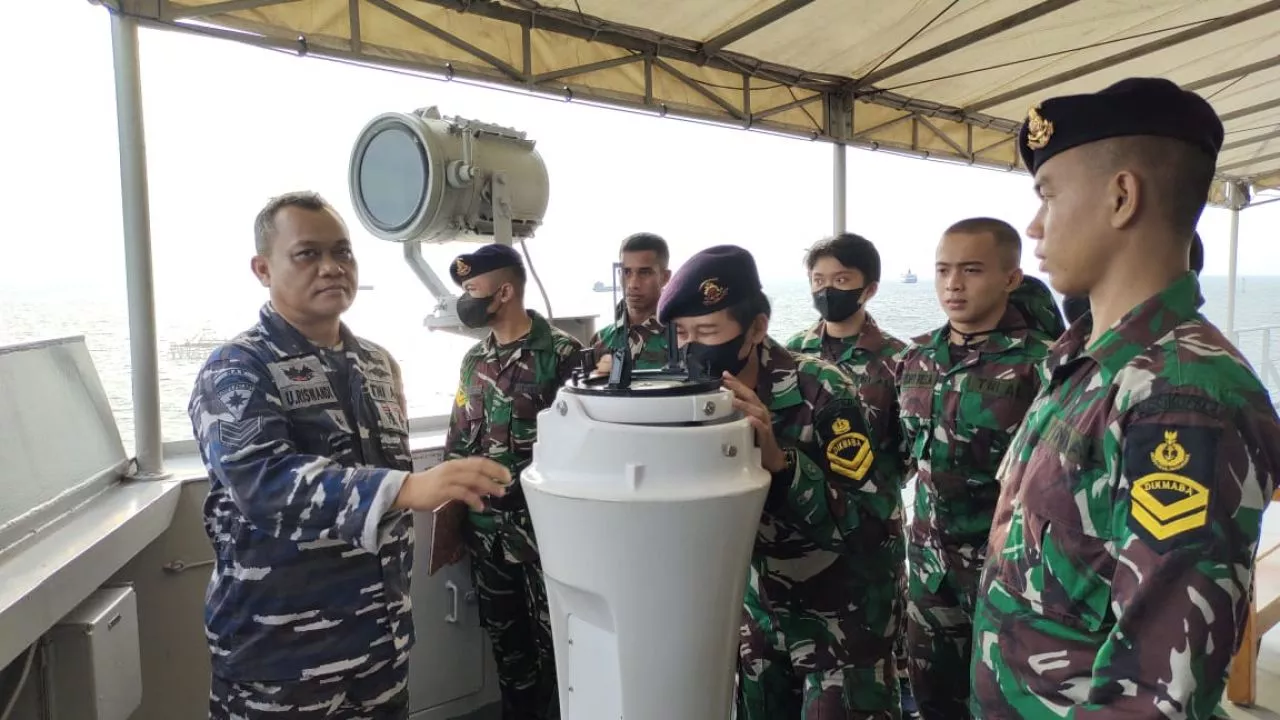 Siswa Kodikopsla Praktek Navigasi di KRI Surabaya-591