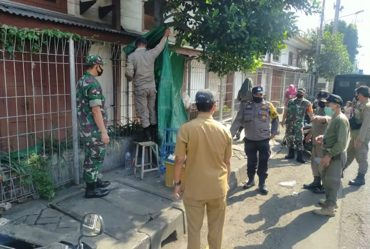 Bersama Tiga Pilar, Babinsa Koramil Pabean Cantian Lakukan Penertiban PKL