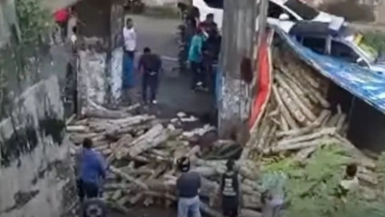 Truk Pengangkut Kayu di Blitar Terguling, Satu Korban di Atas Truk Tewas