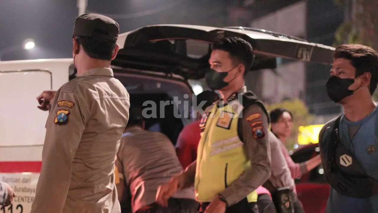 Terjadi Laka di Depan Starbucks Ngagel Jaya Selatan, Korban Tak Sadarkan Diri