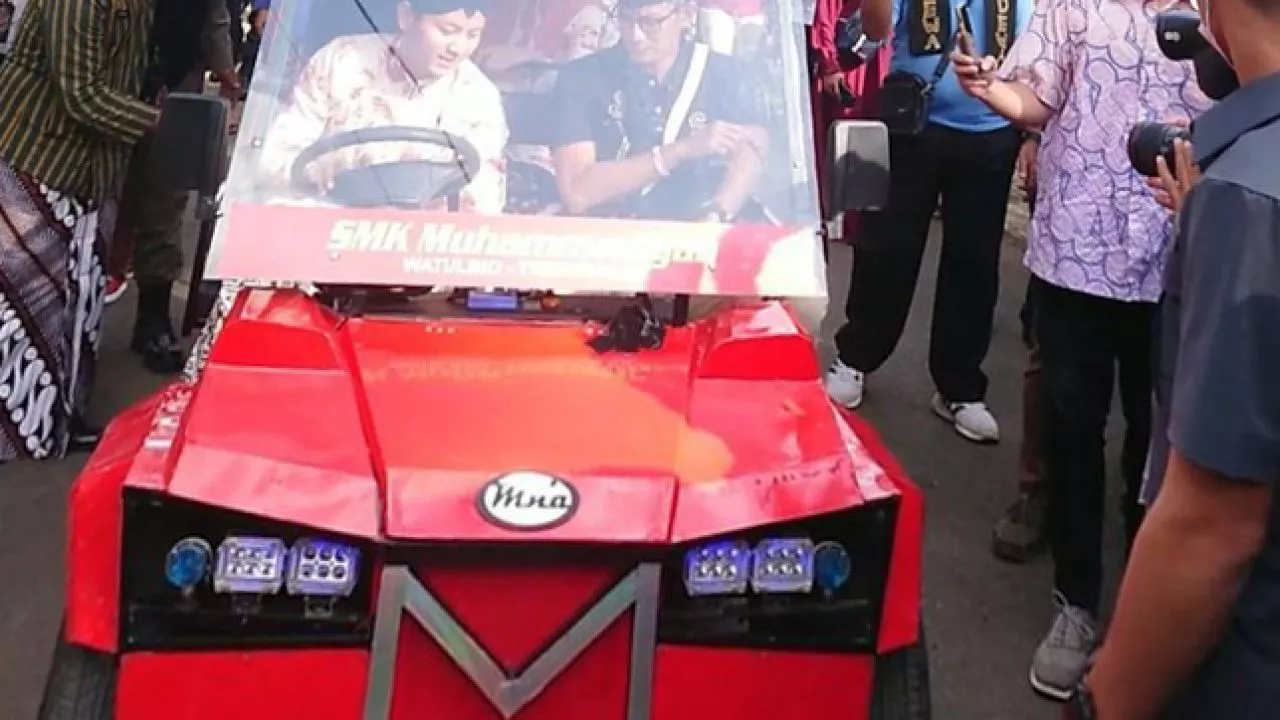 Di Trenggalek, Sandiaga Uno Tes Mobil Listrik Tenaga Surya, Karya Anak Bangsa