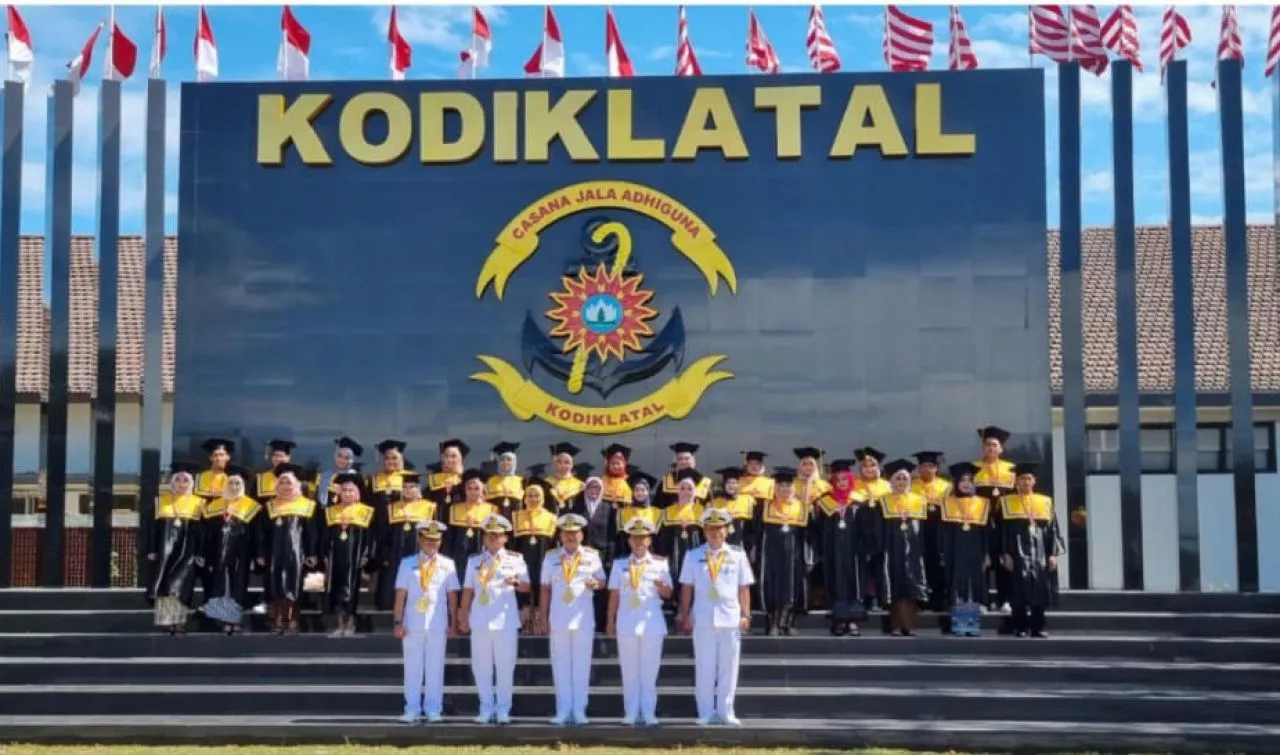Dankodikdukum Kodiklatal Pimpin Wisuda Purna Widya Siswa SMKF Sekesal Surabaya